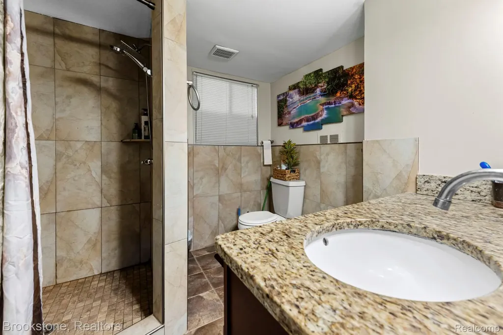 31758 Eiffel Avenue Warren City MI 48088