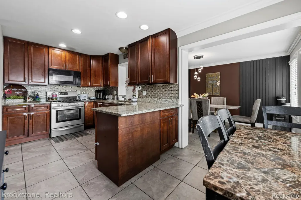 31758 Eiffel Avenue Warren City MI 48088