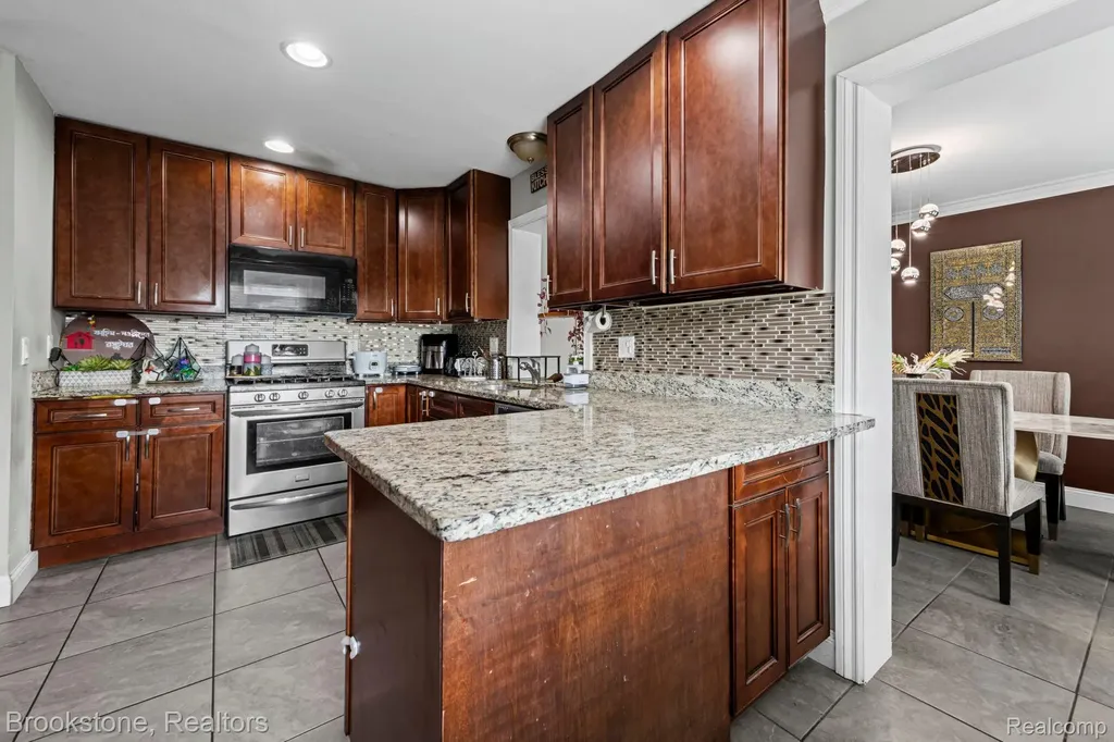 31758 Eiffel Avenue Warren City MI 48088