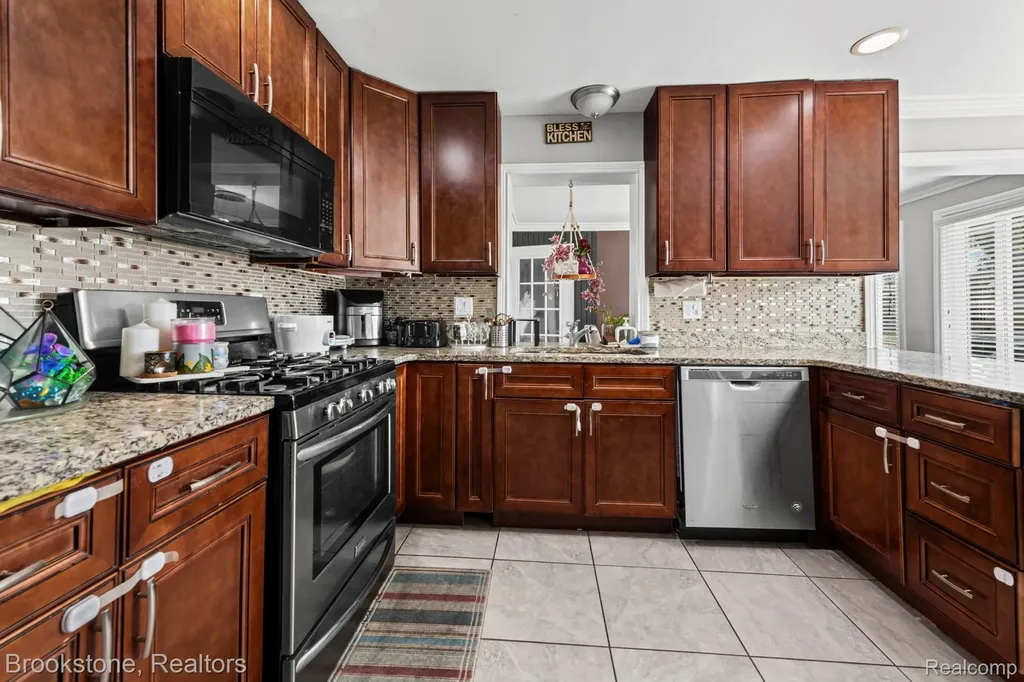 31758 Eiffel Avenue Warren City MI 48088