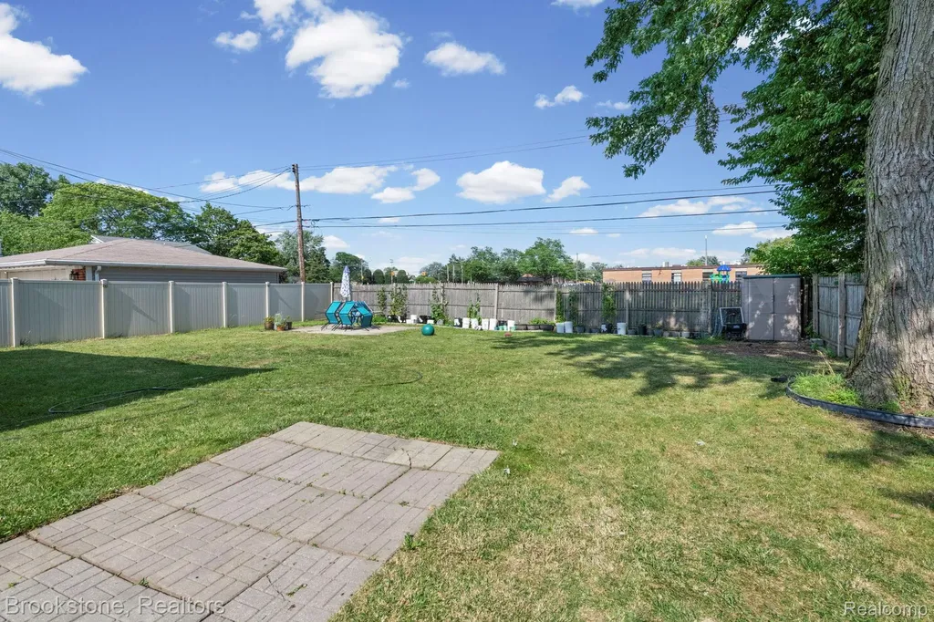 31758 Eiffel Avenue Warren City MI 48088