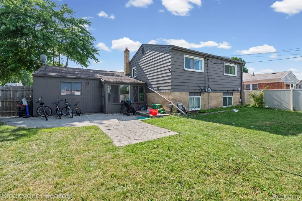 31758 Eiffel Avenue Warren City MI 48088