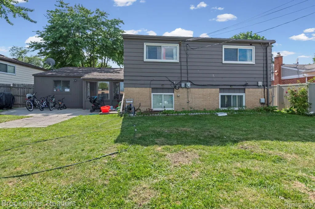 31758 Eiffel Avenue Warren City MI 48088