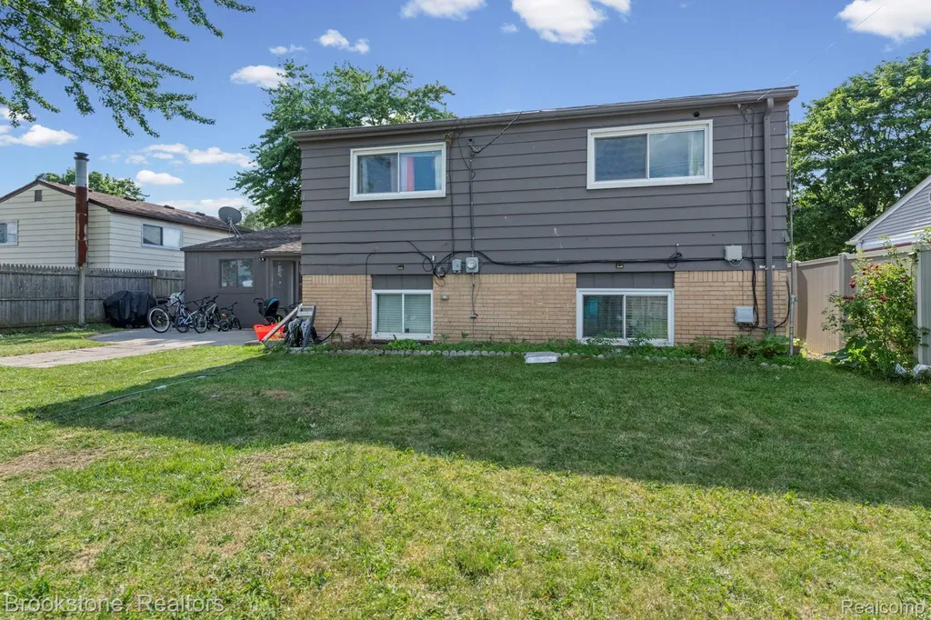 31758 Eiffel Avenue Warren City MI 48088