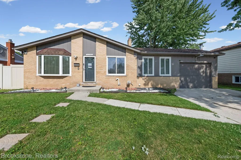 31758 Eiffel Avenue Warren City MI 48088