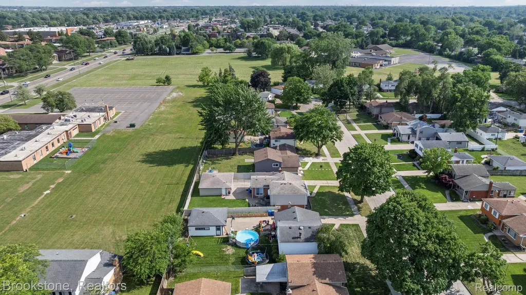 31758 Eiffel Avenue Warren City MI 48088