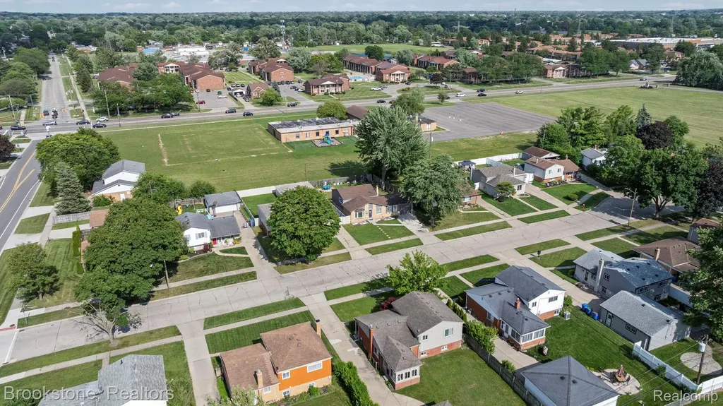 31758 Eiffel Avenue Warren City MI 48088