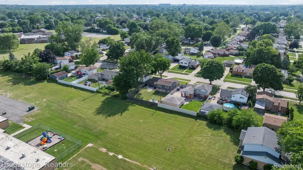 31758 Eiffel Avenue Warren City MI 48088