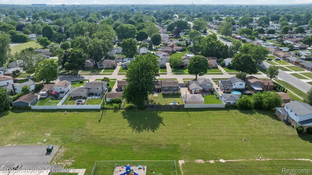 31758 Eiffel Avenue Warren City MI 48088