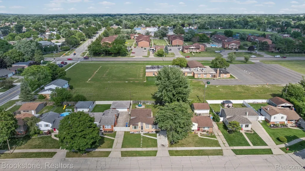 31758 Eiffel Avenue Warren City MI 48088