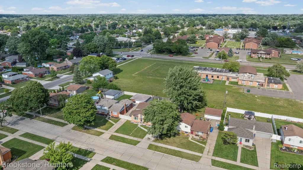 31758 Eiffel Avenue Warren City MI 48088