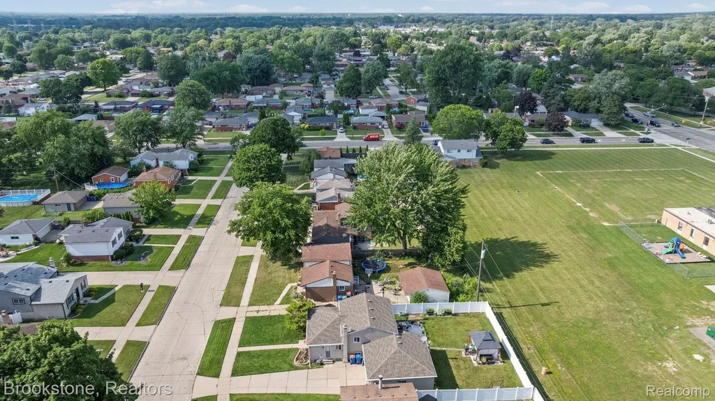 31758 Eiffel Avenue Warren City MI 48088