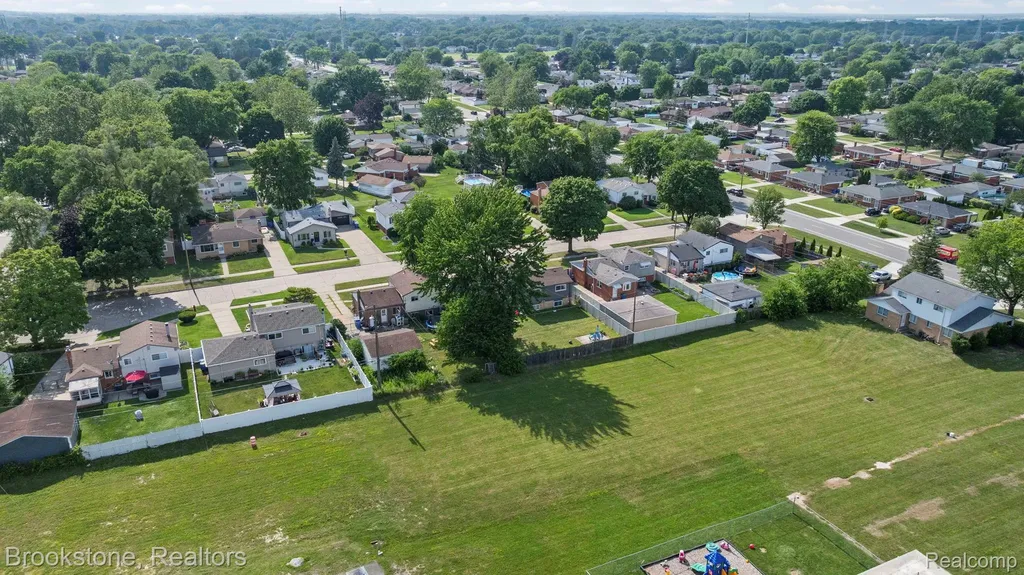 31758 Eiffel Avenue Warren City MI 48088
