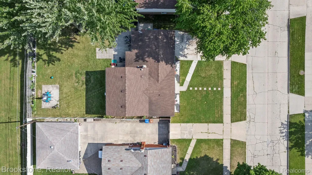 31758 Eiffel Avenue Warren City MI 48088
