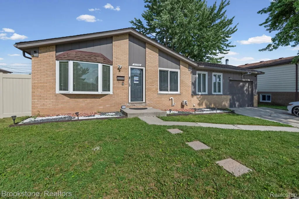 31758 Eiffel Avenue Warren City MI 48088