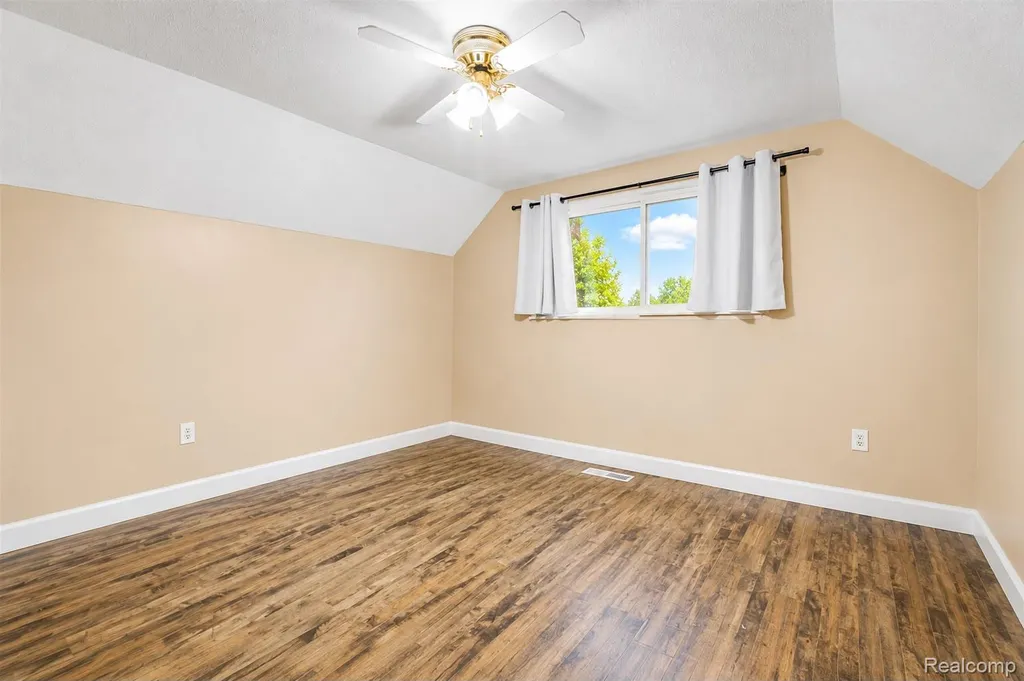 29143 Dover Avenue Warren City MI 48088