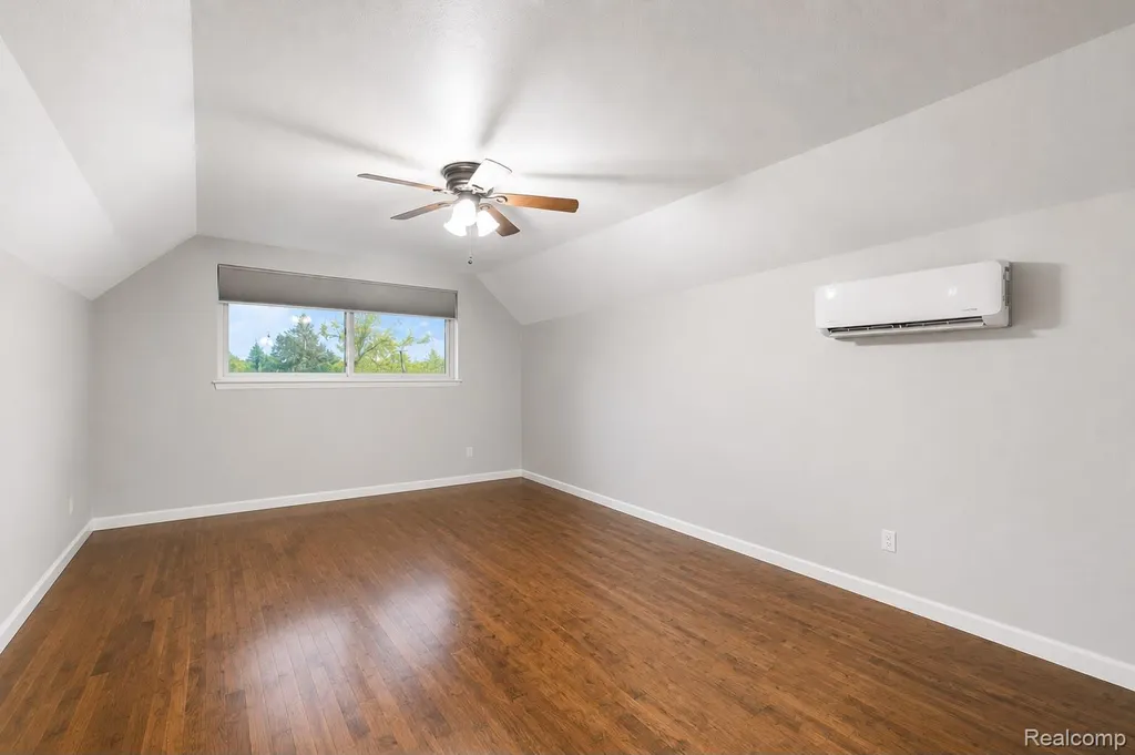 29143 Dover Avenue Warren City MI 48088