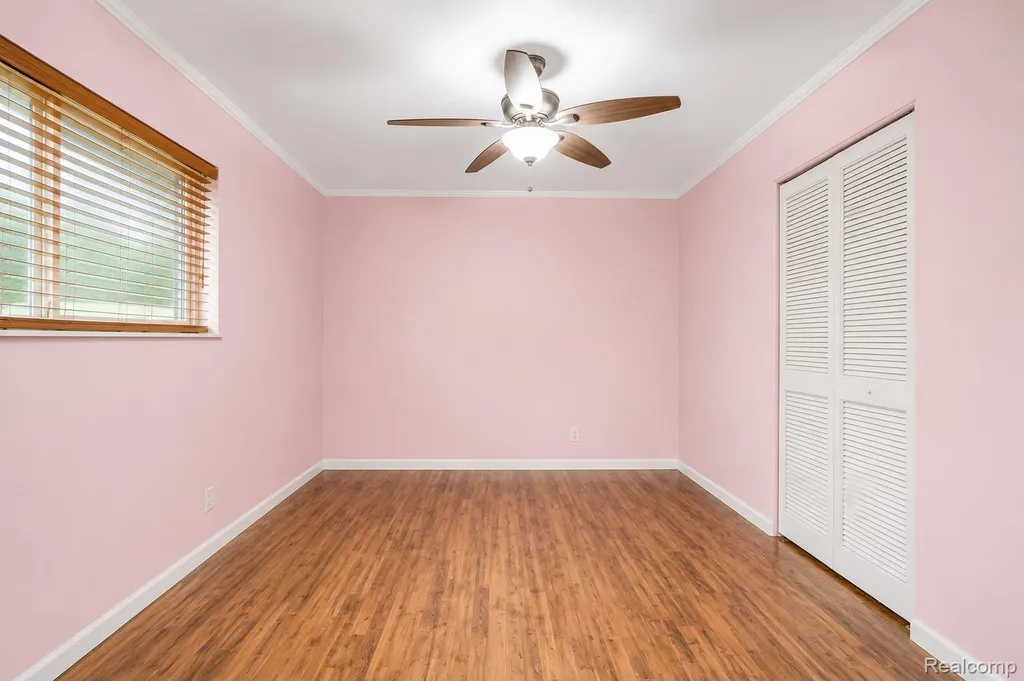 29143 Dover Avenue Warren City MI 48088