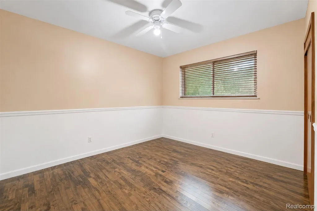 29143 Dover Avenue Warren City MI 48088