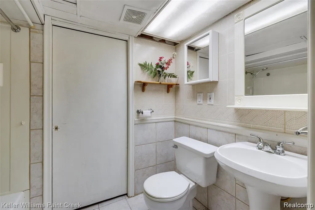 29143 Dover Avenue Warren City MI 48088