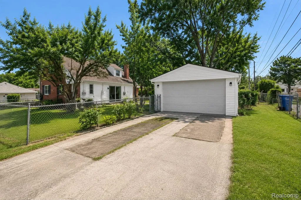 29143 Dover Avenue Warren City MI 48088