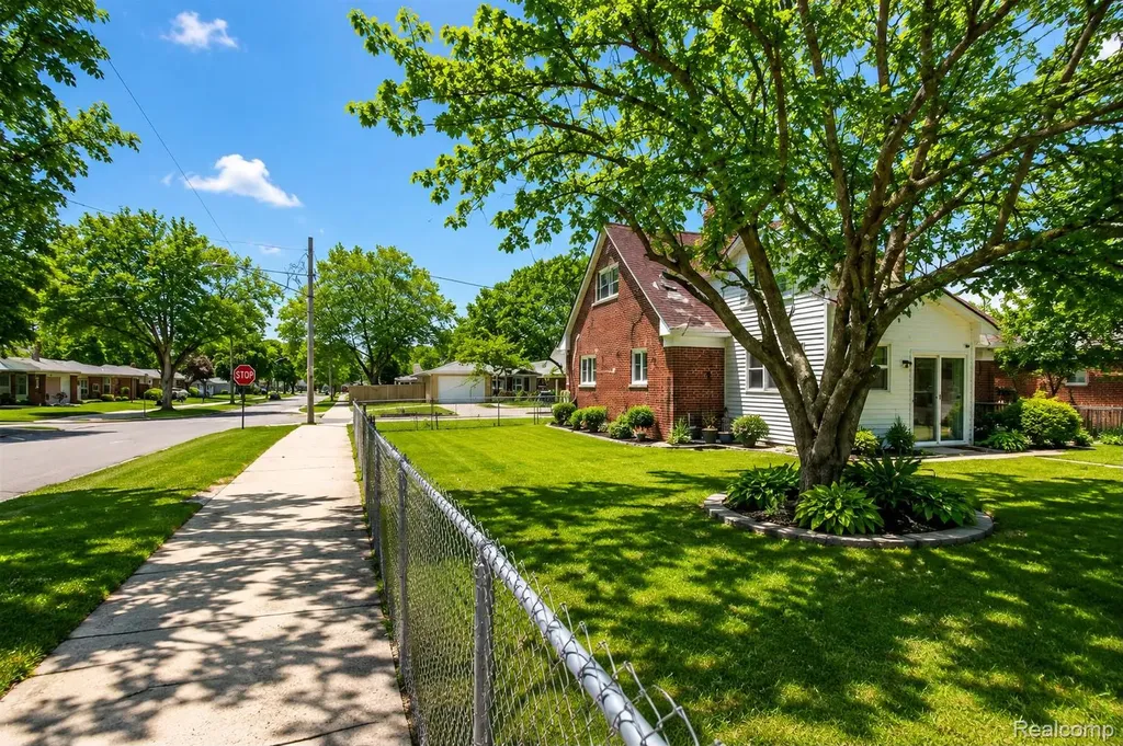29143 Dover Avenue Warren City MI 48088