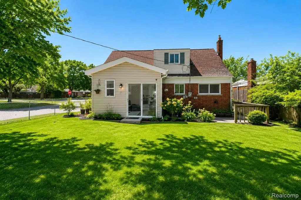 29143 Dover Avenue Warren City MI 48088