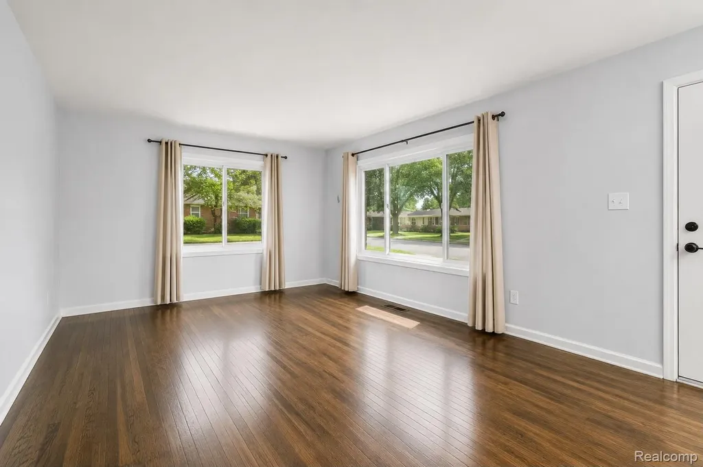 29143 Dover Avenue Warren City MI 48088