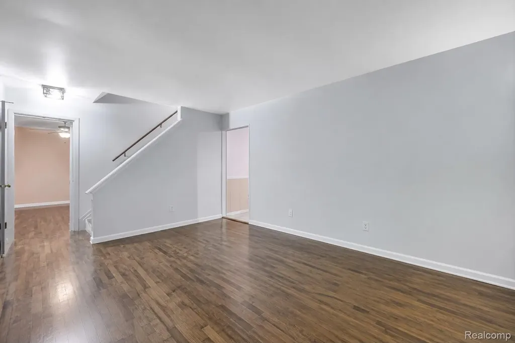 29143 Dover Avenue Warren City MI 48088