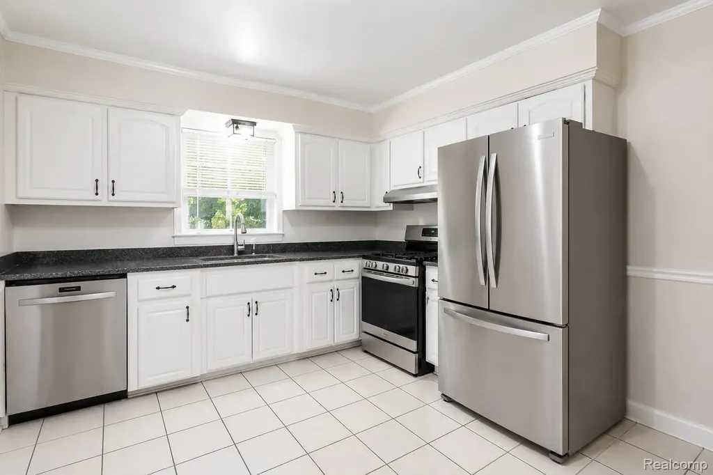 29143 Dover Avenue Warren City MI 48088