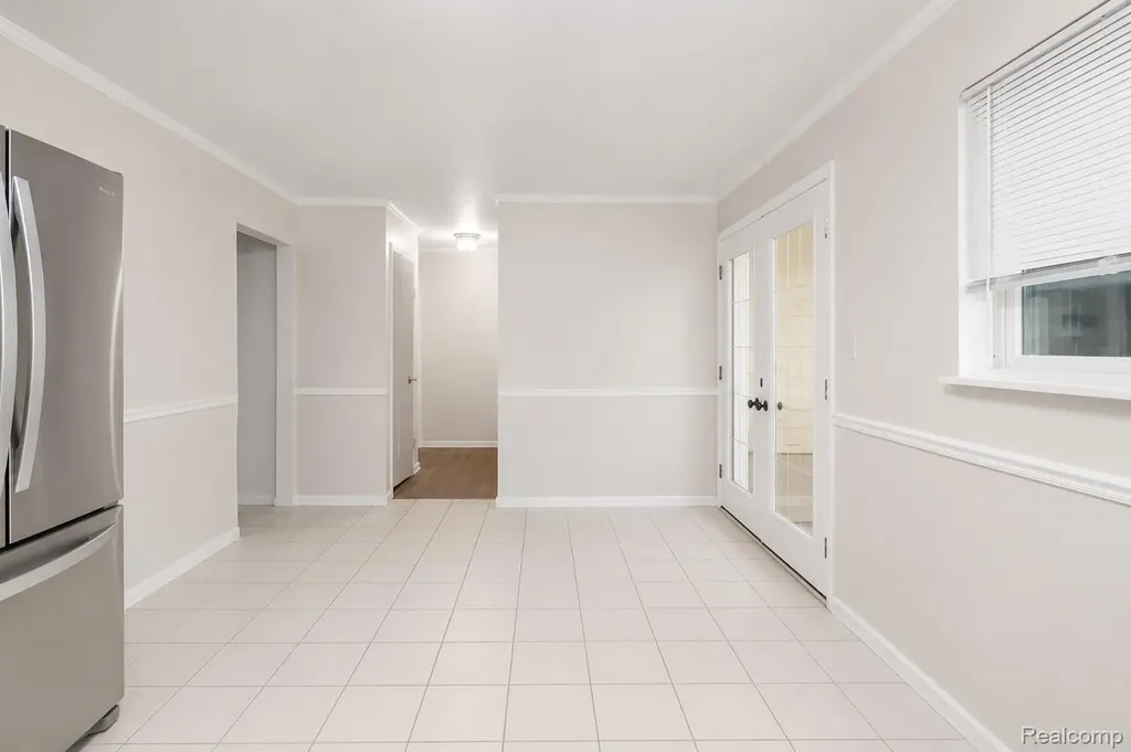 29143 Dover Avenue Warren City MI 48088