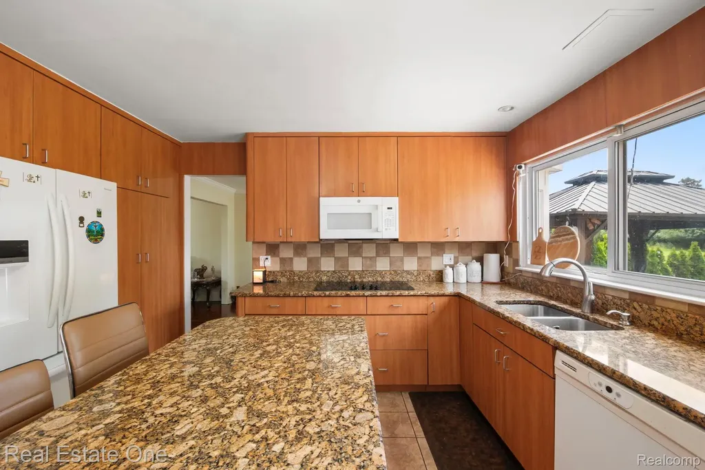 5510 Greenbriar Drive West Bloomfield Charter Township MI 48322