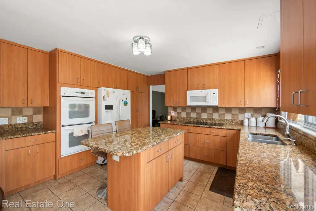 5510 Greenbriar Drive West Bloomfield Charter Township MI 48322