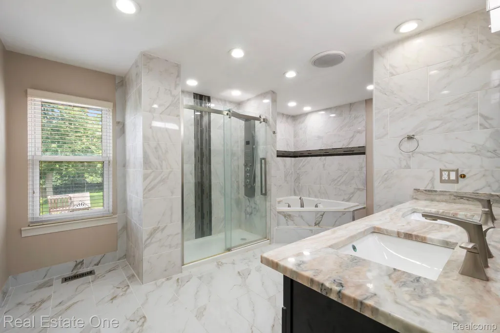 5510 Greenbriar Drive West Bloomfield Charter Township MI 48322