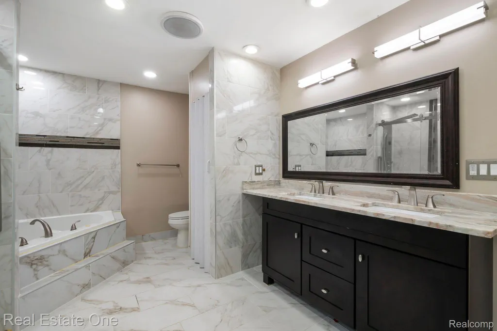5510 Greenbriar Drive West Bloomfield Charter Township MI 48322