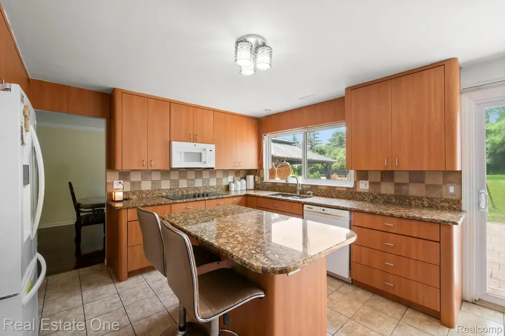 5510 Greenbriar Drive West Bloomfield Charter Township MI 48322