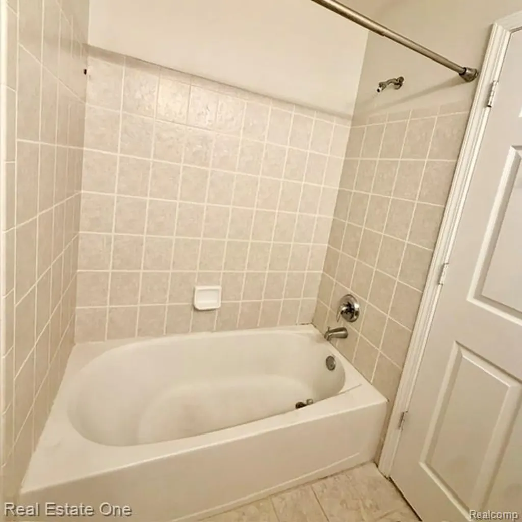 830 Woodhaven Commerce Charter Township MI 48390