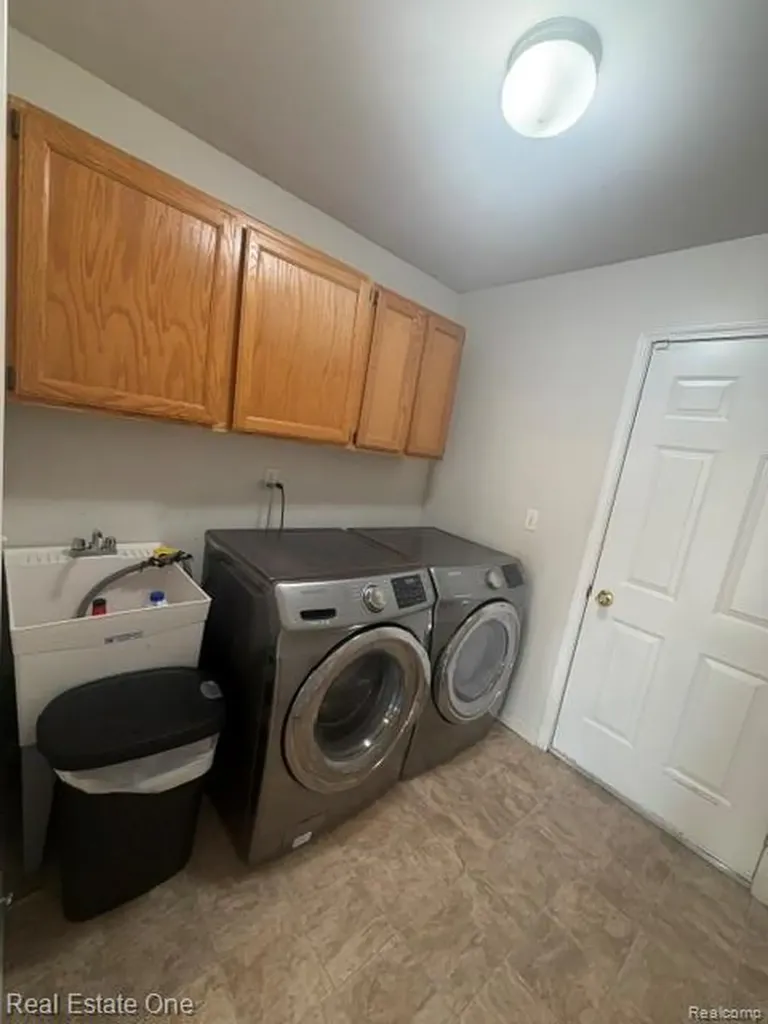 830 Woodhaven Commerce Charter Township MI 48390