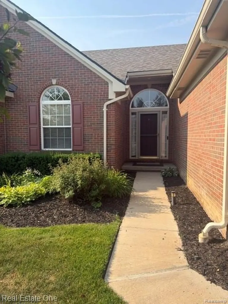 830 Woodhaven Commerce Charter Township MI 48390