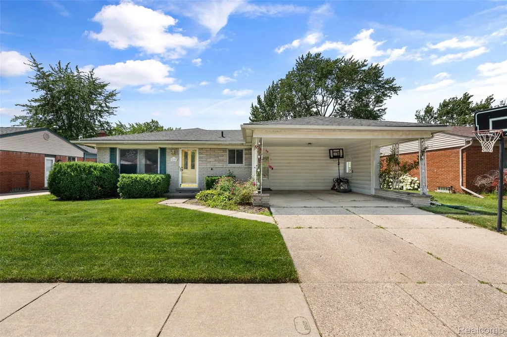 35379 Lucinda Drive Clinton Charter Township MI 48035