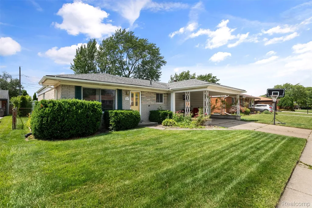 35379 Lucinda Drive Clinton Charter Township MI 48035