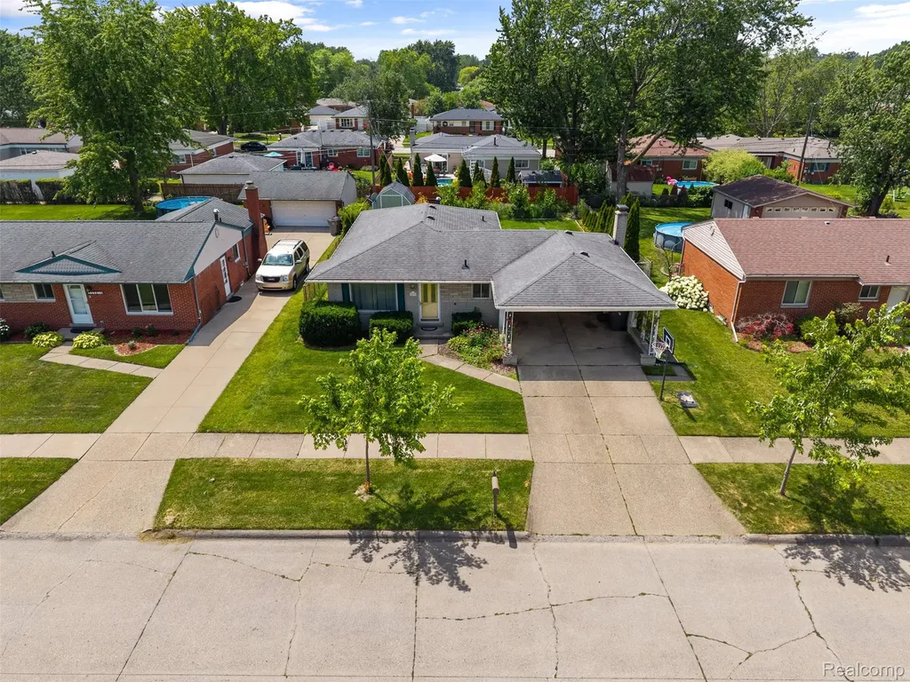 35379 Lucinda Drive Clinton Charter Township MI 48035