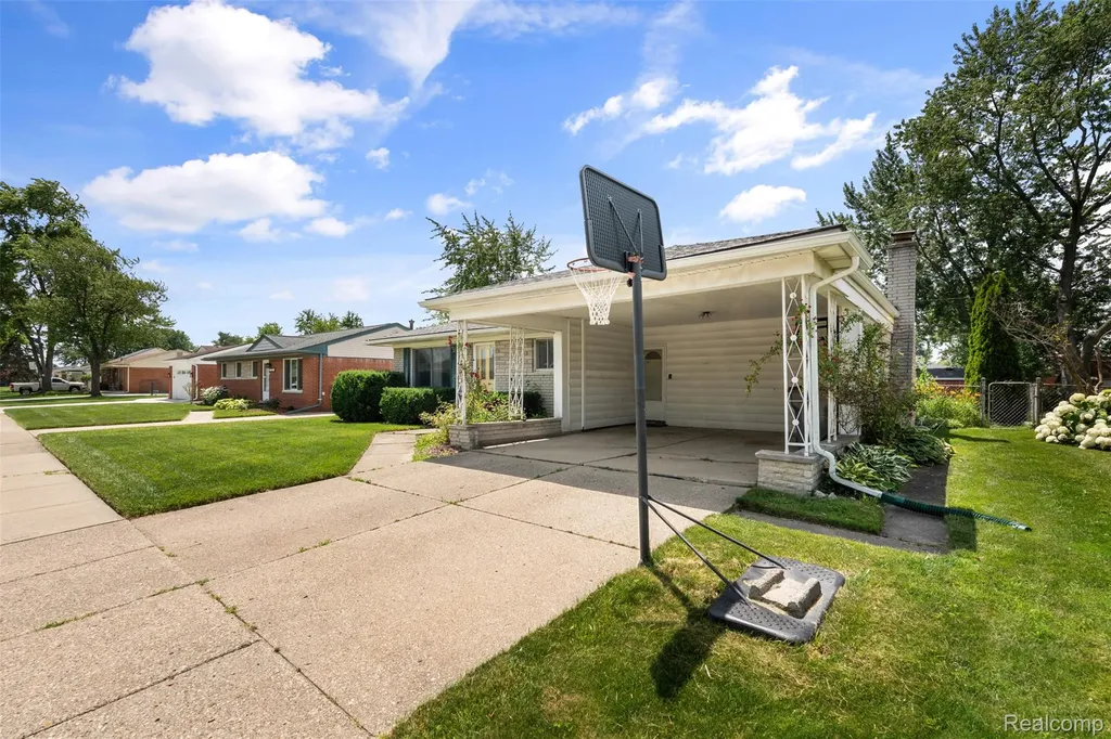 35379 Lucinda Drive Clinton Charter Township MI 48035