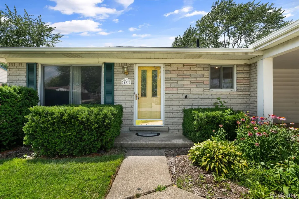 35379 Lucinda Drive Clinton Charter Township MI 48035