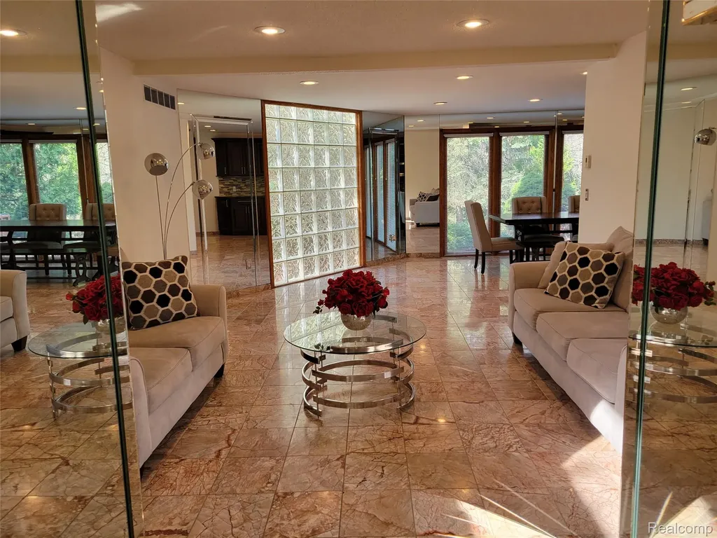 5549 Perrytown Drive West Bloomfield Charter Township MI 48322