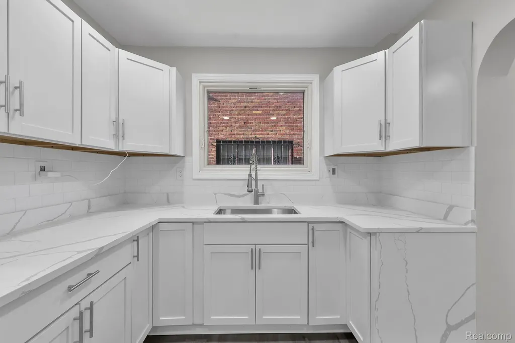 18961 Pennington Drive Detroit City MI 48221