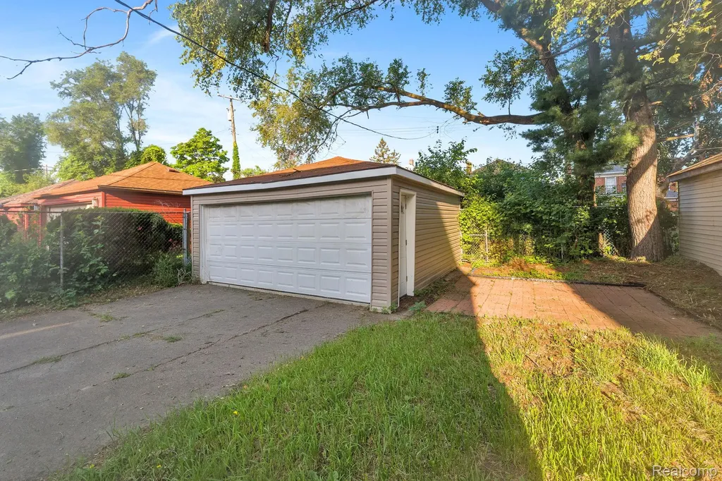18961 Pennington Drive Detroit City MI 48221