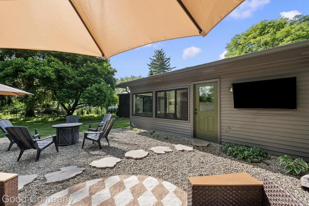 141 Nesbit Lane Rochester Hills City MI 48309