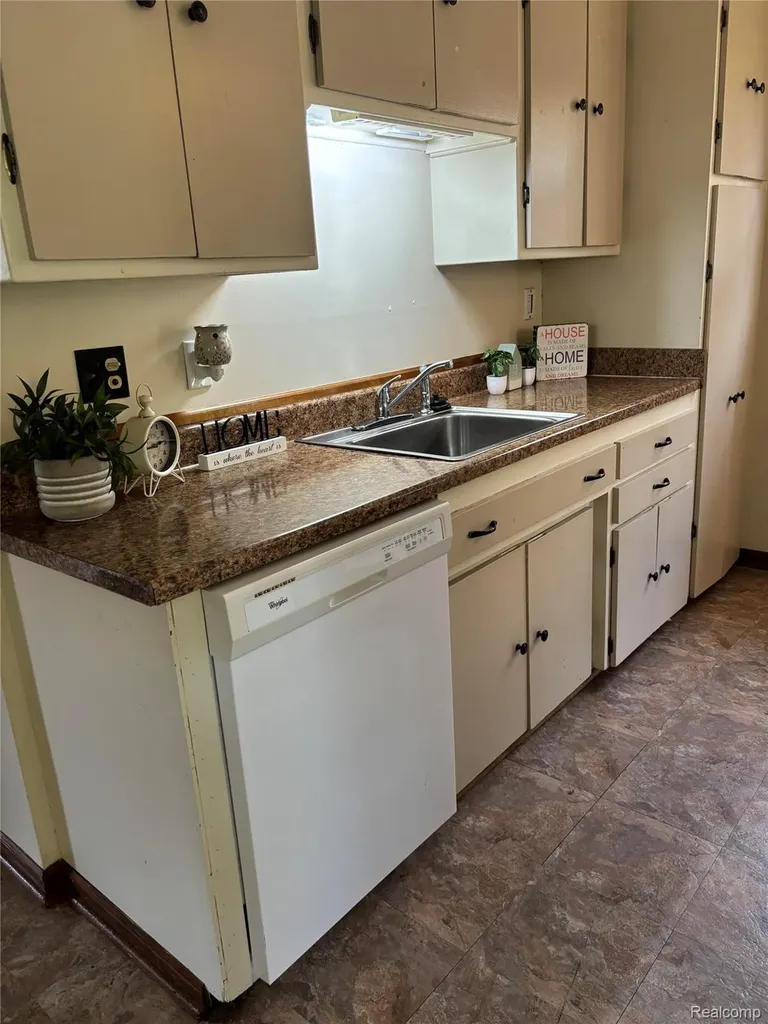 15745 Mulberry Street Southgate City MI 48195