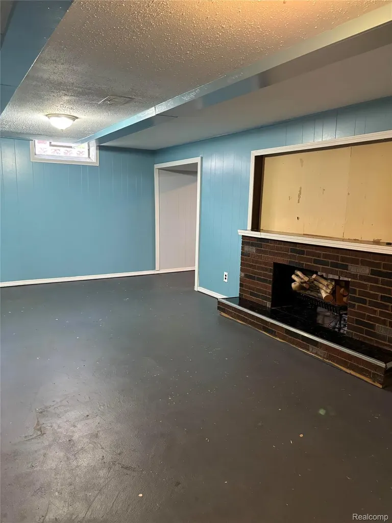 15745 Mulberry Street Southgate City MI 48195
